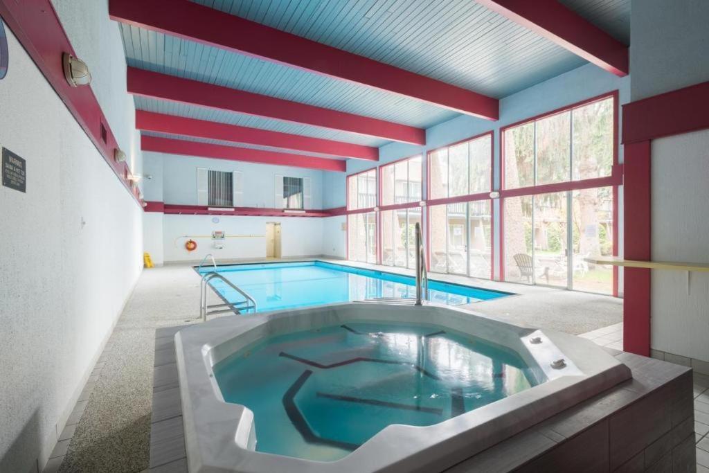 Riviera Village Green Hotel Complex Vernon Bagian luar foto