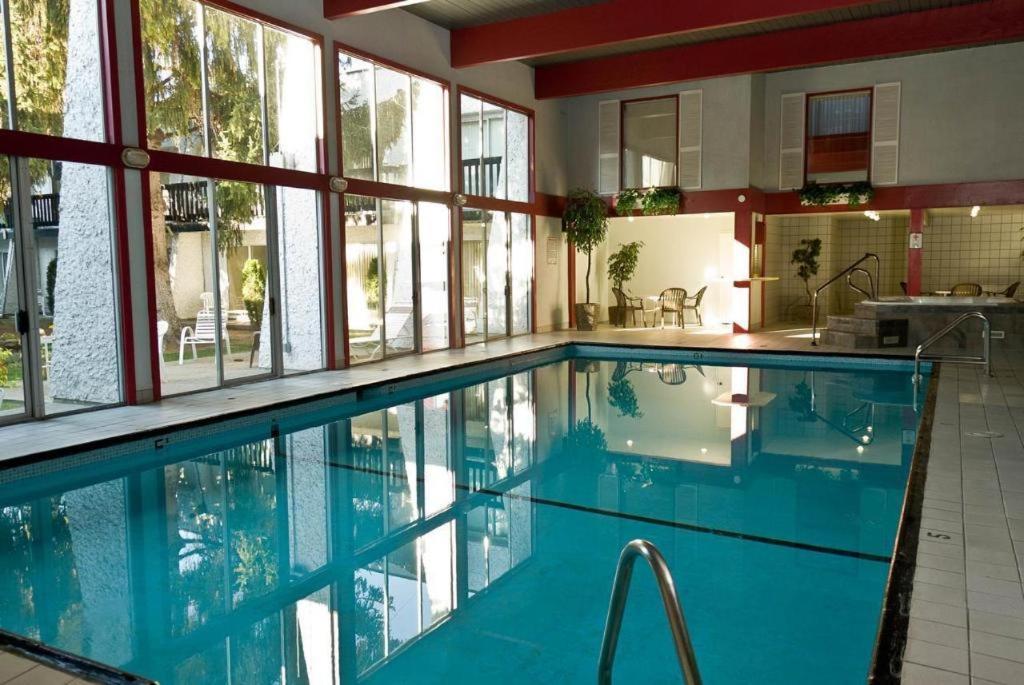 Riviera Village Green Hotel Complex Vernon Bagian luar foto